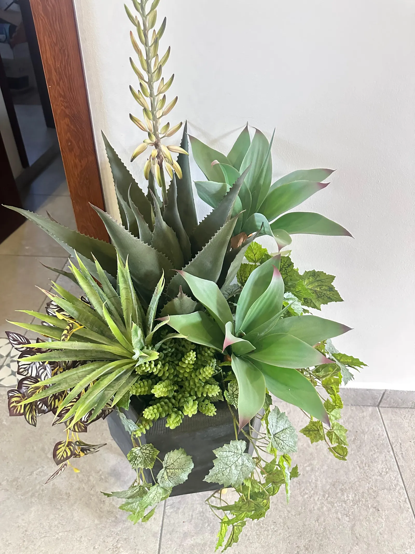 Composición de agaves y suculentas artificiales