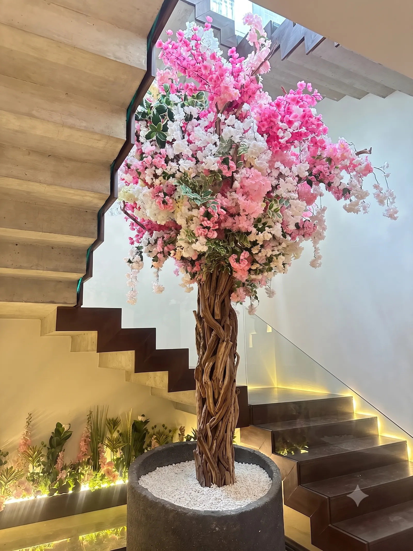 Árbol de cerezo artificial en escalera residencial