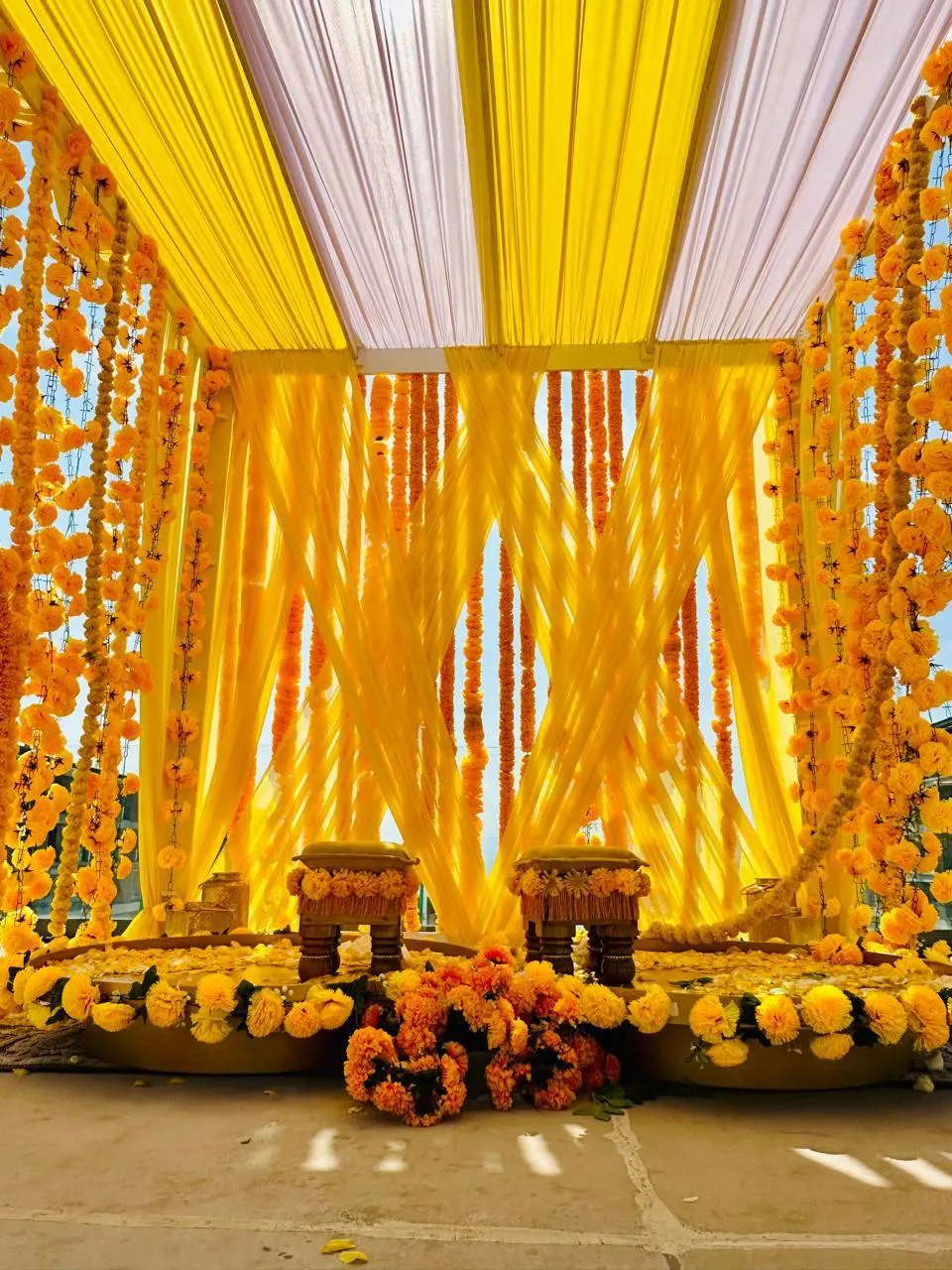 Decoración de evento con cempasúchil y telas doradas