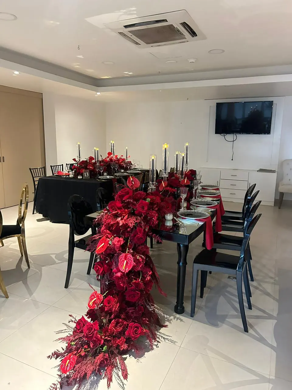 Montaje de evento con guía floral de rosas rojas