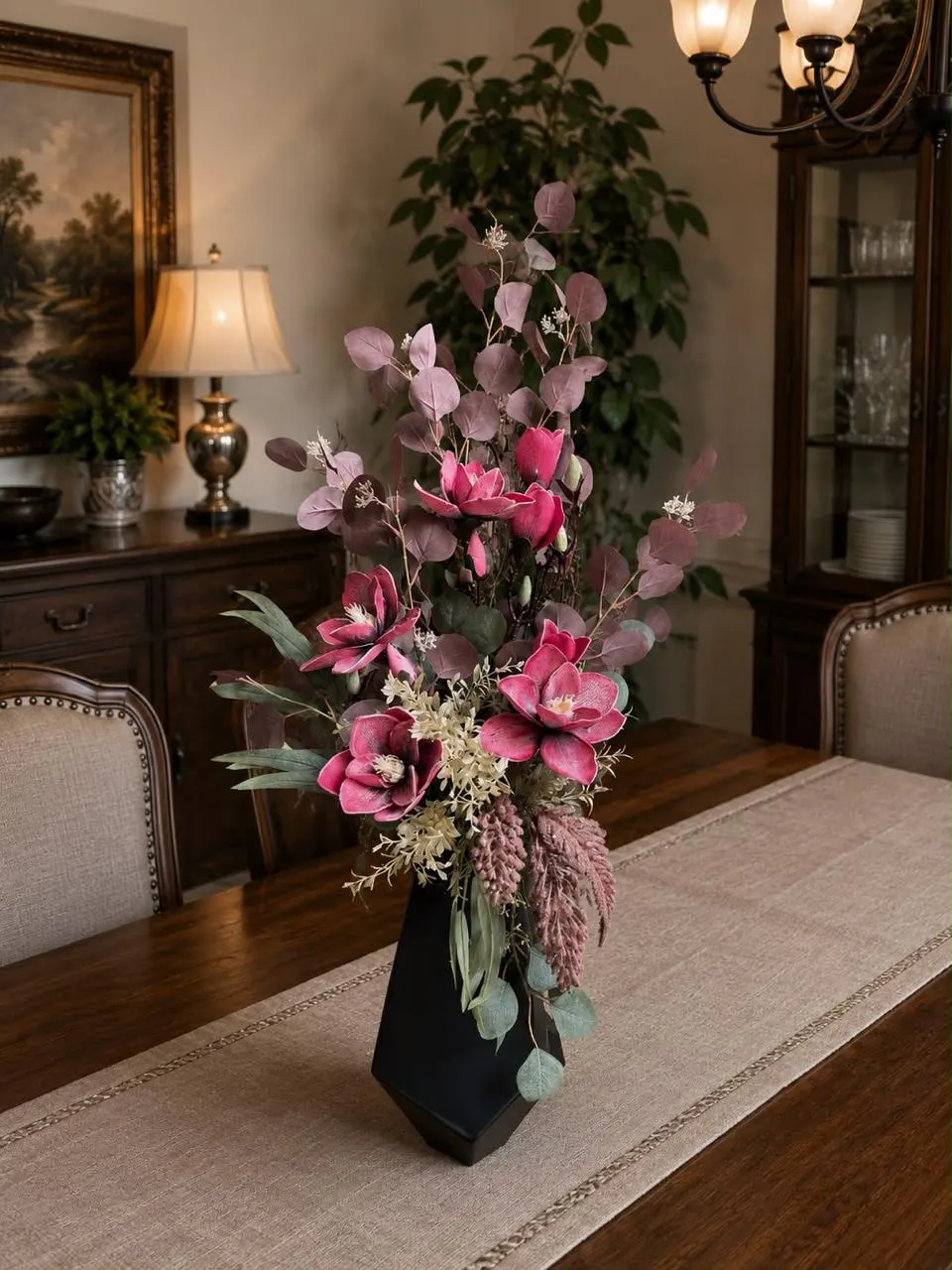 Arreglo de magnolias borgoña en jarrón negro